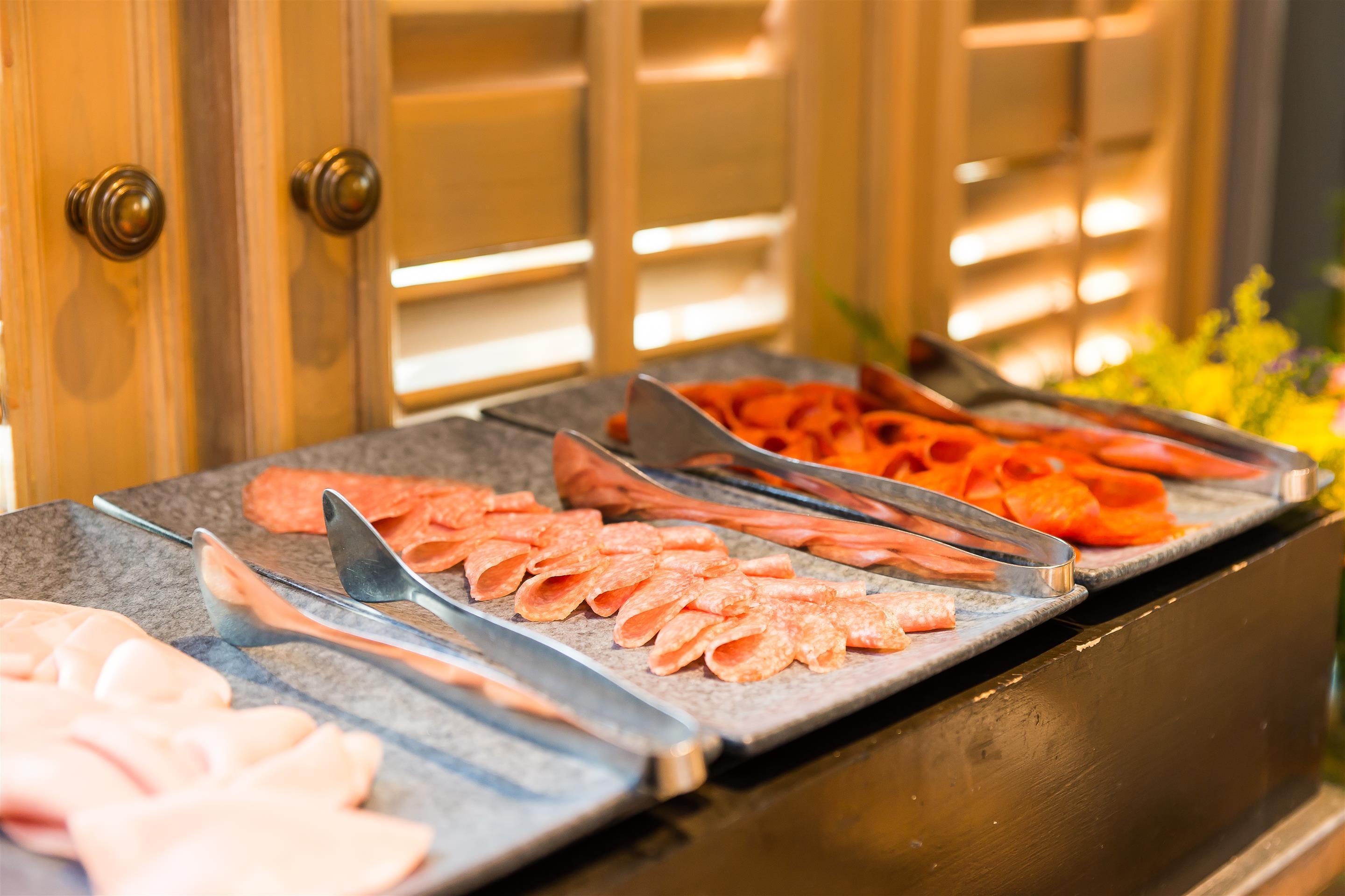 阿卡拉酒店 曼谷 外观 照片 A buffet of cold cuts