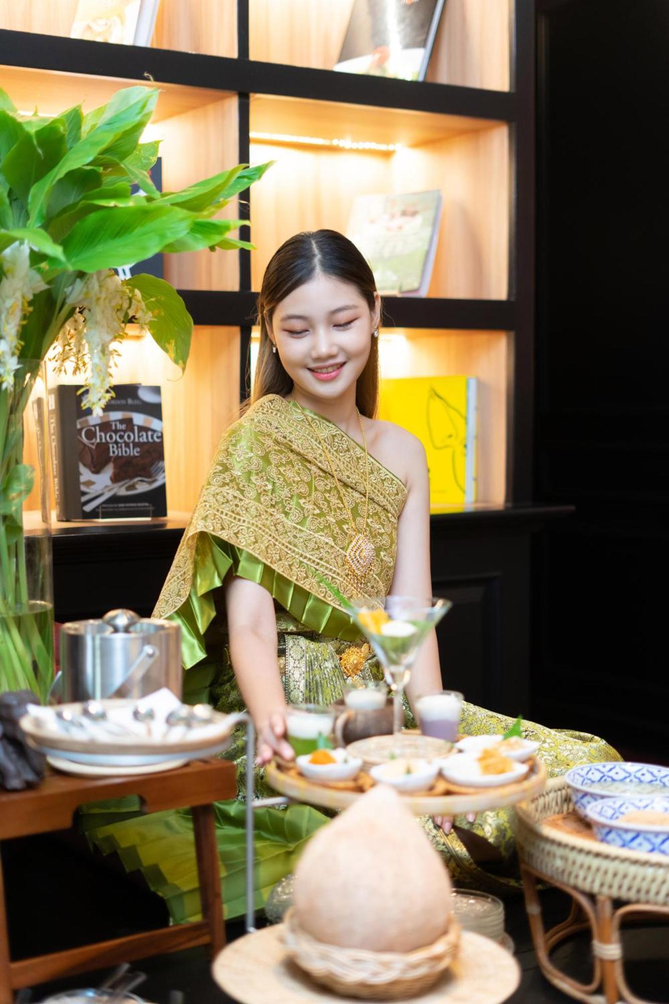 阿卡拉酒店 曼谷 外观 照片 Thai woman in traditional dress