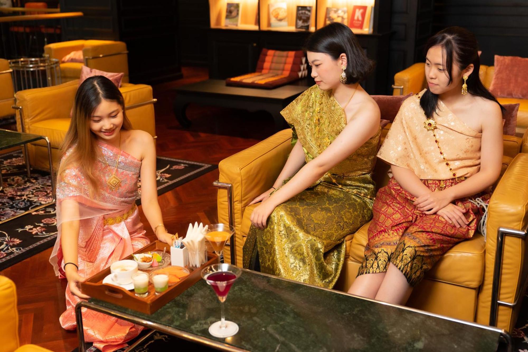 阿卡拉酒店 曼谷 外观 照片 Thai women in traditional dress