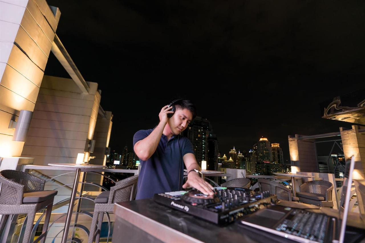 阿卡拉酒店 曼谷 外观 照片 DJ at the bar