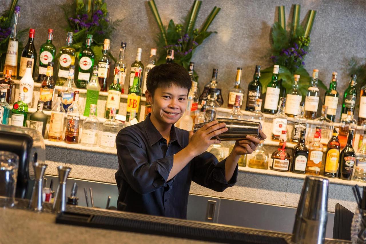 阿卡拉酒店 曼谷 外观 照片 A bartender shaking a cocktail