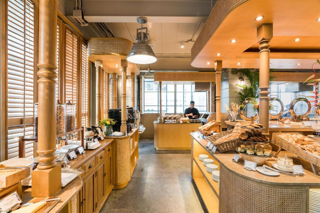 阿卡拉酒店 曼谷 外观 照片 The interior of a typical Starbucks
